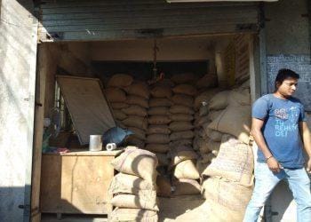 अनधिकृत इमारतीत रास्तधान्याचा बेकायदेशीर साठा