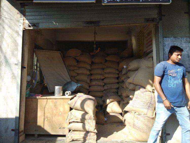 अनधिकृत इमारतीत रास्तधान्याचा बेकायदेशीर साठा