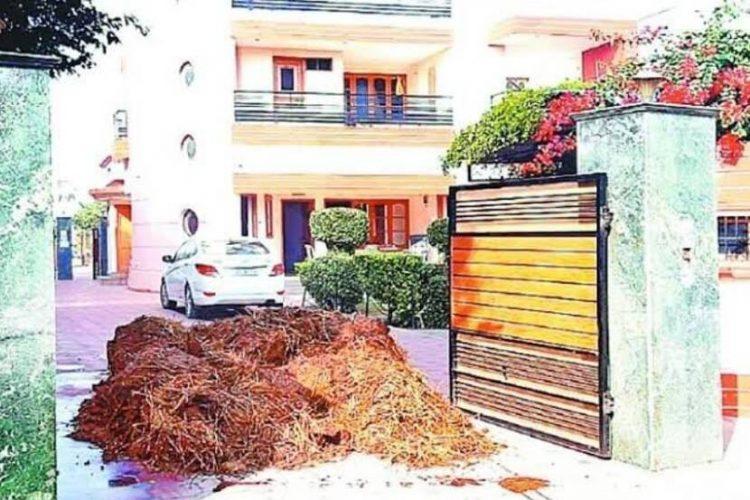 संतप्त शेकऱ्यांनी भाजप नेत्यांच्या घरासमोर ओतले ट्रॉली भरून शेण