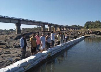 युवा प्रहार ग्रुपने बांधला श्रमदानातून वनराई बंधारा