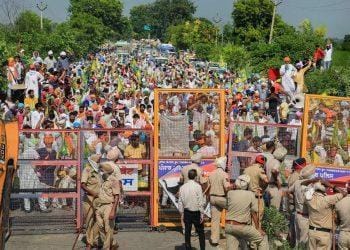 ट्रॅक्टर परेड दरम्यान शेतकरी आक्रमक