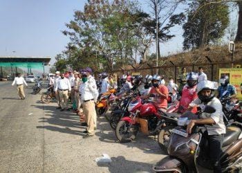महामार्ग पोलिसांची गांधीगिरी,विनाहेल्मेट दुचाकीस्वारांना गुलाबाचे फुल