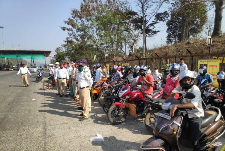 महामार्ग पोलिसांची गांधीगिरी,विनाहेल्मेट दुचाकीस्वारांना गुलाबाचे फुल