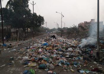 घनकचरा टाकून रस्त्यांची झाली कचराभूमी !