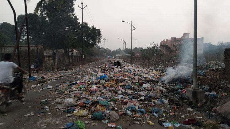 घनकचरा टाकून रस्त्यांची झाली कचराभूमी !