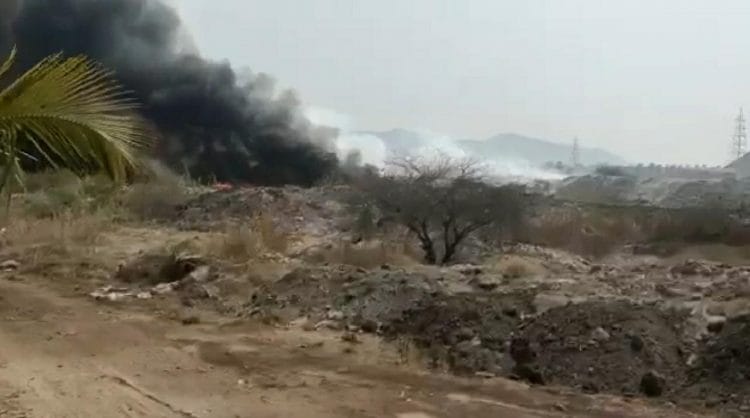 विराज कारखान्याच्या बेकायदेशीर कचरा ढिगाऱ्याला आग