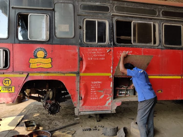 नादुरुस्त बसेसमुळे प्रवाशांच्या जिवाशी खेळ