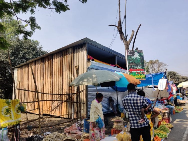 महसूलच्या जागेवर अनधिकृत व्यापाऱ्यांचा डल्ला