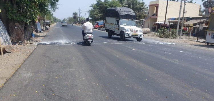बोईसर तारापूर रस्त्यावर बेकायदेशीर टाकले गतिरोधक