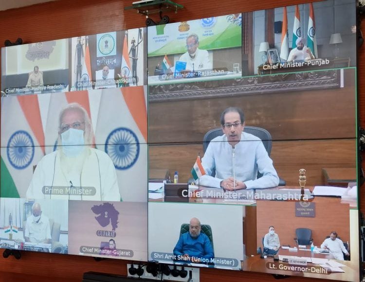 पंतप्रधानांसमवेत मुख्यमंत्र्यांची सकारात्मक चर्चा