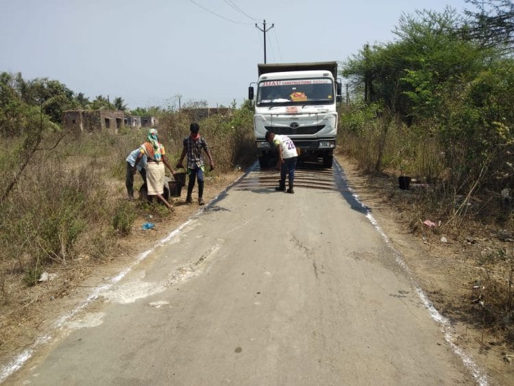 रस्त्यावर आवश्यकता नसताना लाखोचा मुलामा
