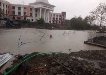 वादळी पावसामुळे जनजीवन विस्कळीत