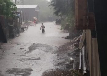 मुरबे गावाला चक्रीवादळाचा तडाखा