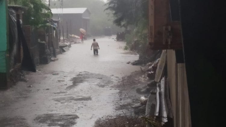 मुरबे गावाला चक्रीवादळाचा तडाखा