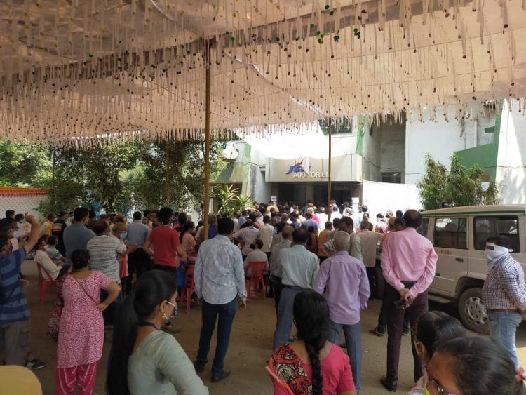 टिमा लसीकरण केंद्रात शेकडोची गर्दी