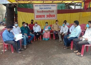 रस्त्याच्या निकृष्ठ कामाबाबत रहिवाशांचे उपोषण