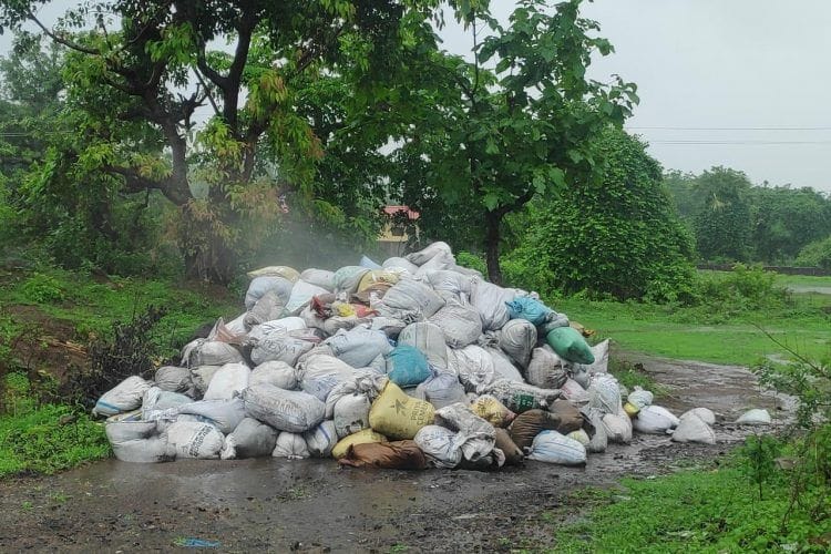 महामार्गालगत लावली जात घातक रासायनिक घनकचऱ्यांची विल्हेवाट