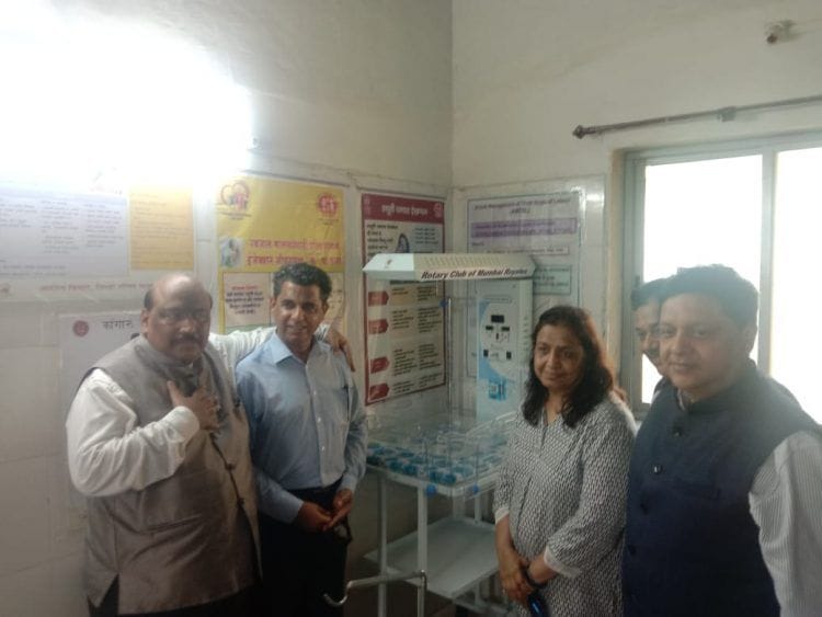 रोटरी क्लब मुंबईकडून नळयोजना आणि नवजात बालकांसाठी उबदार बेडची भेट