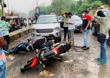 रस्त्यावरील खड्डे बुजविण्यासाठी मनसेचे अनोखे आंदोलन