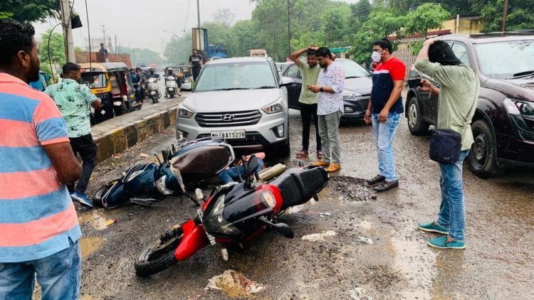 रस्त्यावरील खड्डे बुजविण्यासाठी मनसेचे अनोखे आंदोलन