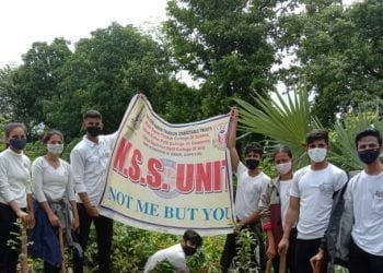 विवा महाविद्यालय एनएसएस तर्फे १४२ रोपांची लागवड