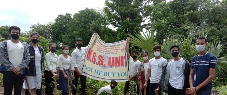 विवा महाविद्यालय एनएसएस तर्फे १४२ रोपांची लागवड