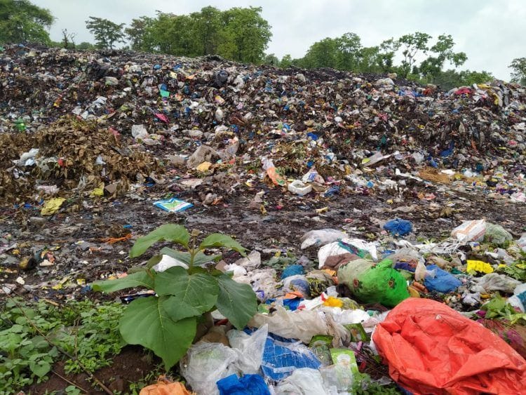 वाड्यात स्मशान भुमीचा रस्त्यावरच कचरा भूमी