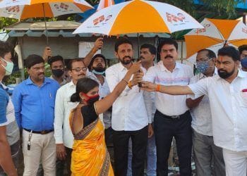 बोईसरमध्ये मच्छी विक्रेता महिलांना छत्री वाटप