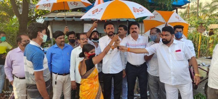 बोईसरमध्ये मच्छी विक्रेता महिलांना छत्री वाटप