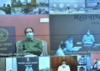 मुख्यमंत्र्यांची सर्व जिल्हाधिकारी, सर्व विभागीय आयुक्त, महानगरपालिका आयुक्त आणि पोलीस अधिकाऱ्यांशी चर्चा