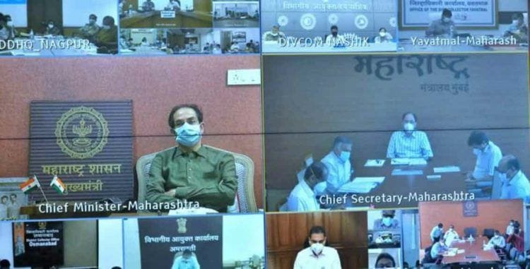 मुख्यमंत्र्यांची सर्व जिल्हाधिकारी, सर्व विभागीय आयुक्त, महानगरपालिका आयुक्त आणि पोलीस अधिकाऱ्यांशी चर्चा