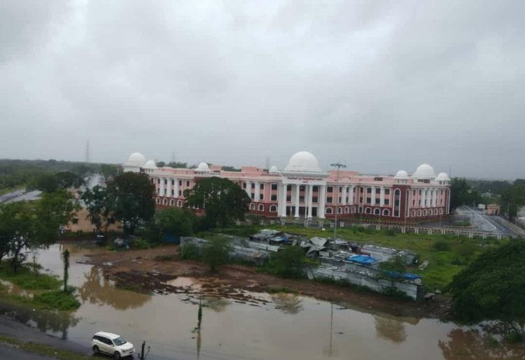 पालघरला पावसाने झोडपले