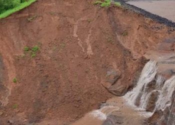 शेल्टे बंधारा प्रकरणी अभियंता निलंबित