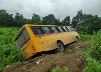 प्रवाशी बस चालकाला हृदयविकाराचा धक्का आल्याने बसचा अपघात