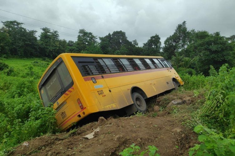 प्रवाशी बस चालकाला हृदयविकाराचा धक्का आल्याने बसचा अपघात