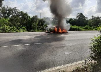 महामार्गावर सीएनजी इंधनावर धावणाऱ्या कारला आग