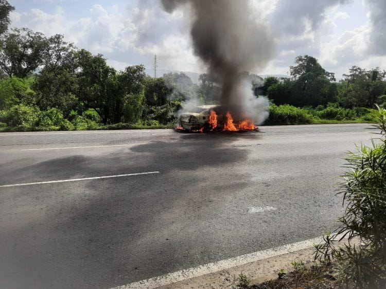 महामार्गावर सीएनजी इंधनावर धावणाऱ्या कारला आग