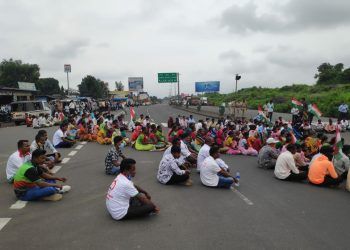 महामार्गाच्या दुरवस्थे विरोधात श्रमजीवी संघटना रस्त्यावर