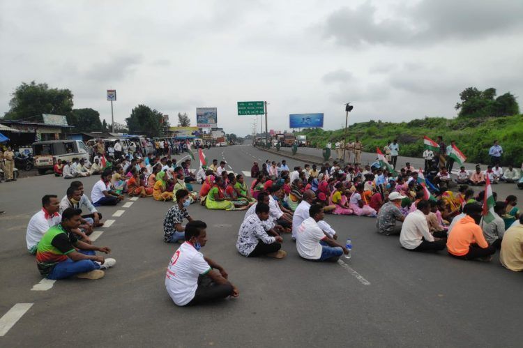 महामार्गाच्या दुरवस्थे विरोधात श्रमजीवी संघटना रस्त्यावर