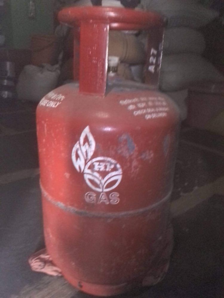 तारापूर मध्ये भरलेल्या गॅस सिलिंडर मधून गॅसची चोरी