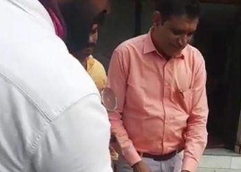 पालघरमध्ये तलवारीने कापला केक