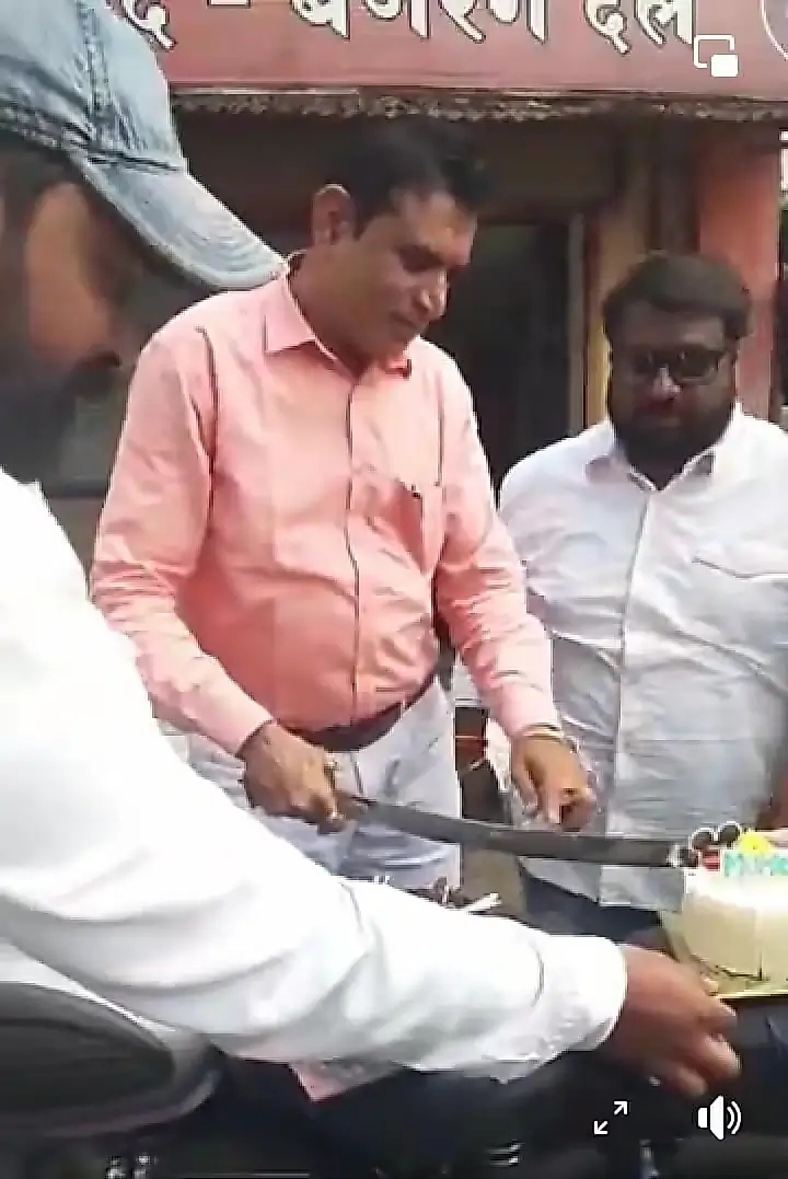 पालघरमध्ये तलवारीने कापला केक