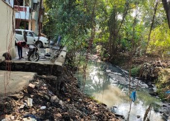 राजकीय पाठबळामुळे नाल्यावर अतिक्रमण