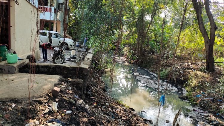 राजकीय पाठबळामुळे नाल्यावर अतिक्रमण