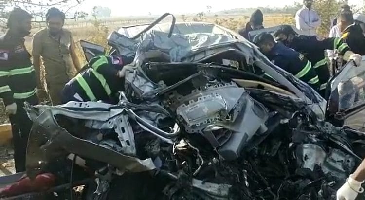 मुंबई-पुणे महामार्गावर भीषण अपघात