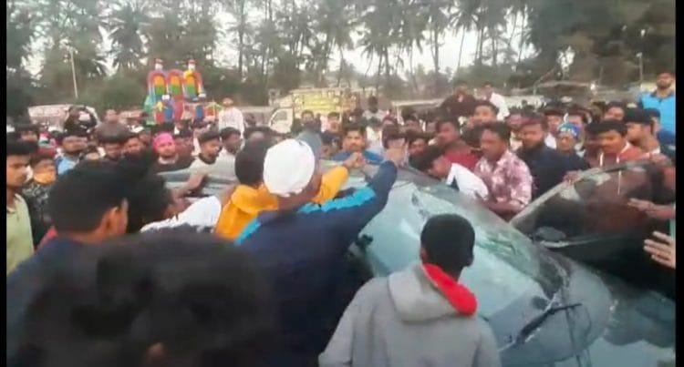 चिंचणी बीचवर कारने १२ पर्यटकांना चिरडले.