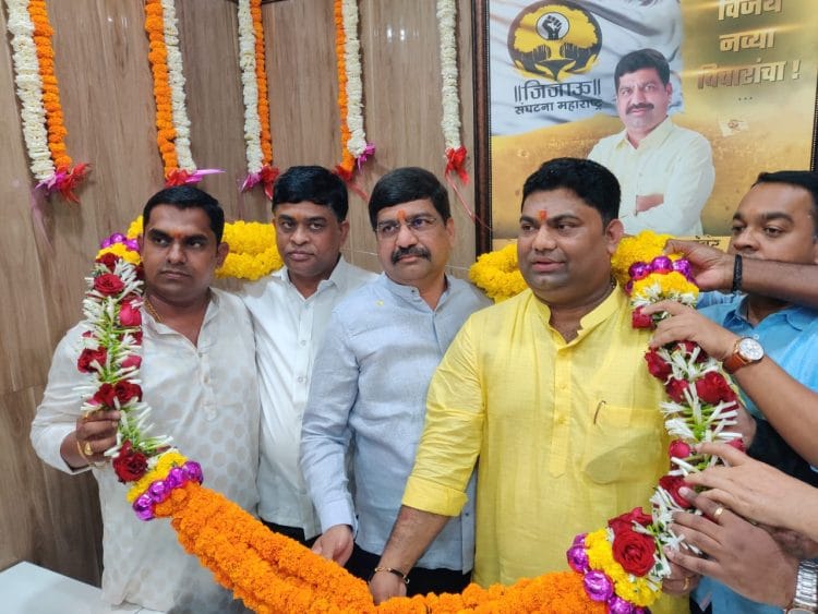 विक्रमगड नगरपंचायतीच्या नगराध्यक्षपदी निलेश पडवळे