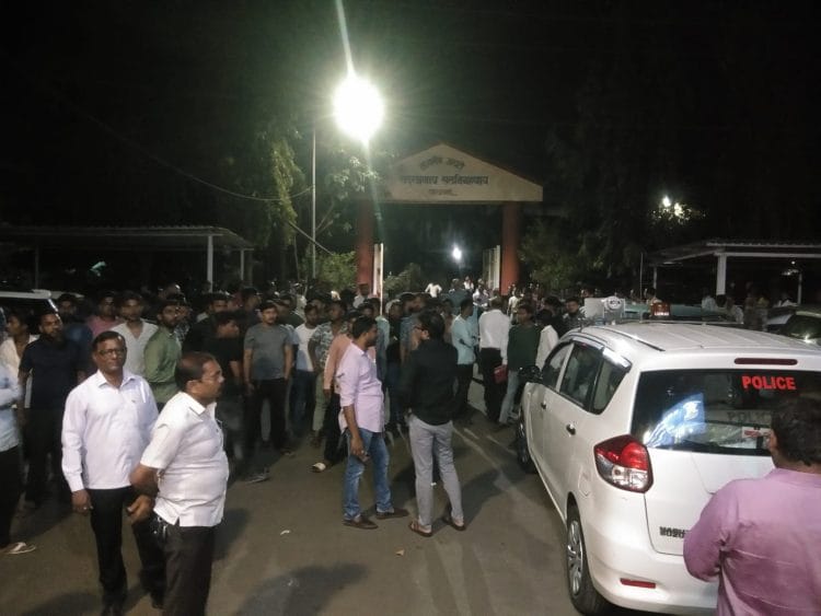 मुस्लिम जमावाचा पोलिस ठाण्याबाहेर गोंधळ