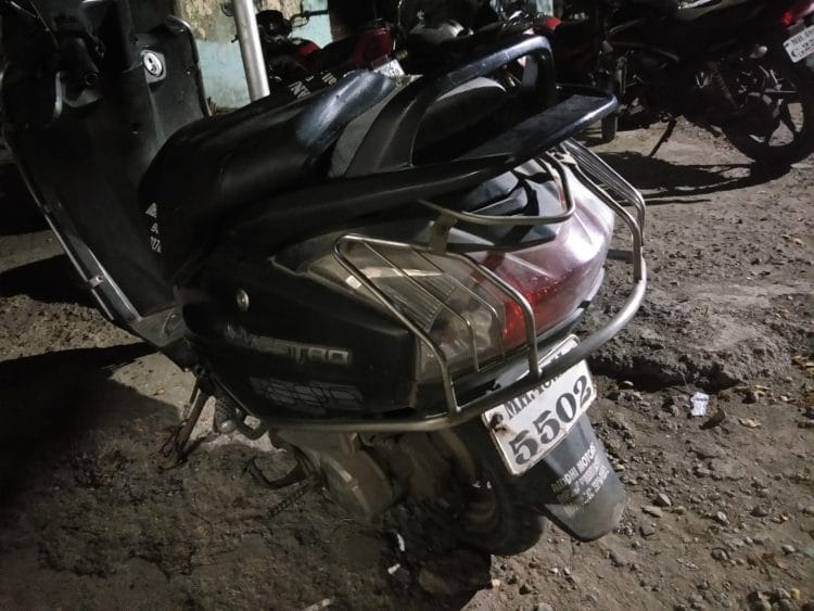 अमली पदार्थ अड्ड्यावरून दुचाकी ताब्यात