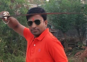 तलवार दाखवुन दहशत माजविणारा मोकाट